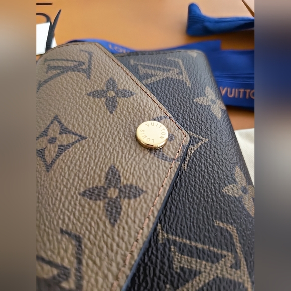 Louis Vuitton Monogram Victorine Wallet - Picture 11 of 12